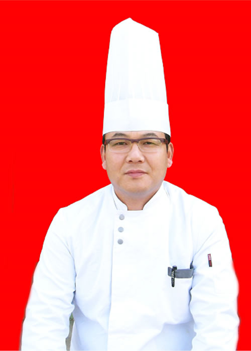 吴治勇——家常菜大师 1996年—1999年就职于西飞宾馆任厨师长； 2000年—2002年就职于咸阳汇源食府，职务：厨师长； 2003年进入陕西华山教育集团，担任烹饪实训指导教师；